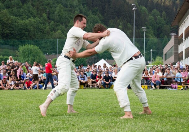     Zwei Männer ranggeln (alpenländischer Wettkampf und Brauch) beim Gauder Fest / Zell am Ziller